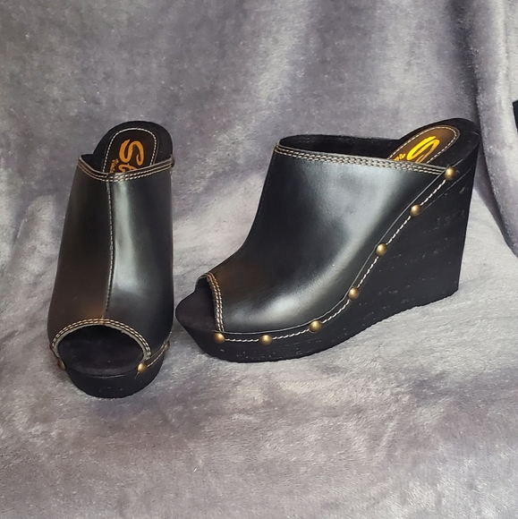 Shoes - Picture 2 of 4